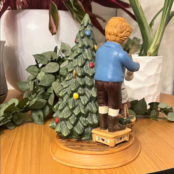 Avon Christmas Memories “Keeping the Christmas Tradition” 1982 - Picture 2 of 12